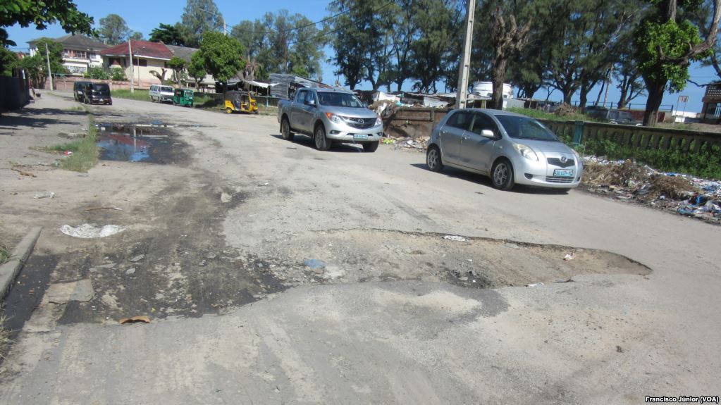 Município diz que tenta resolver o problema, mas alerta que não tem dinheiro A cidade moçambicana da Beira conta as vias de acesso que não têm buracos.