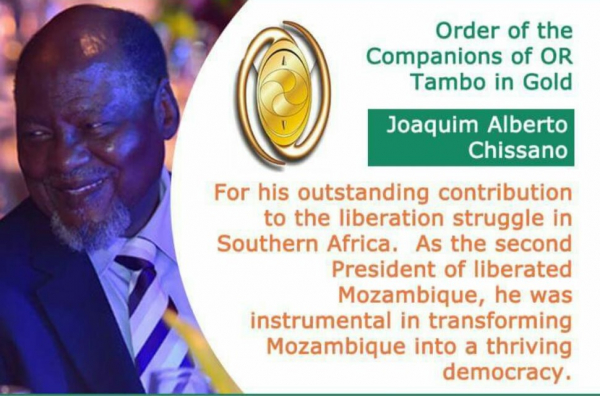 O antigo Presidente da República, Joaquim Chissano, foi este sábado distinguido pelo Presidente sul-africano, Cyril Ramaphosa, com o galardão das Ordens Nacionais