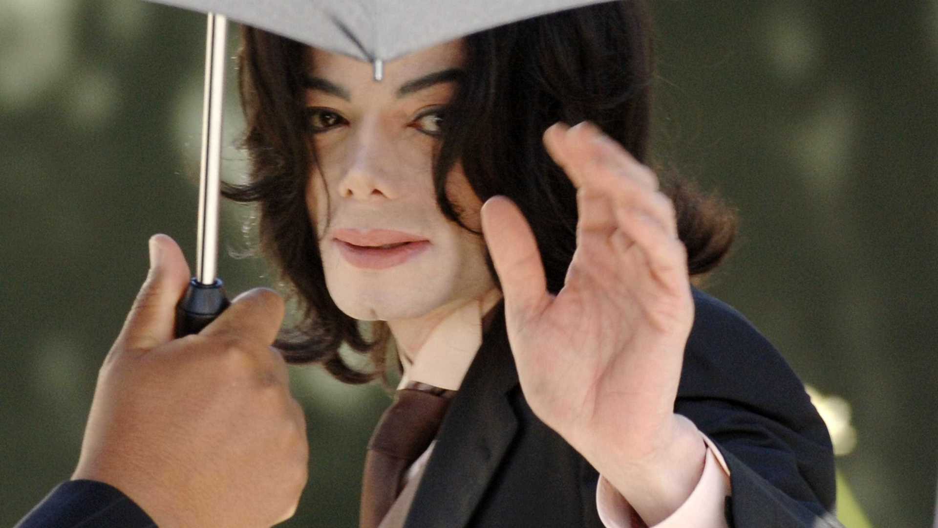 LaToya Jackson, a irmã mais velha de Michael Jackson, revelou que ainda sente a presença do falecido cantor. Pode parecer estranho, mas a verdade é que LaToya afirma receber ‘mensagens’ do espírito do artista