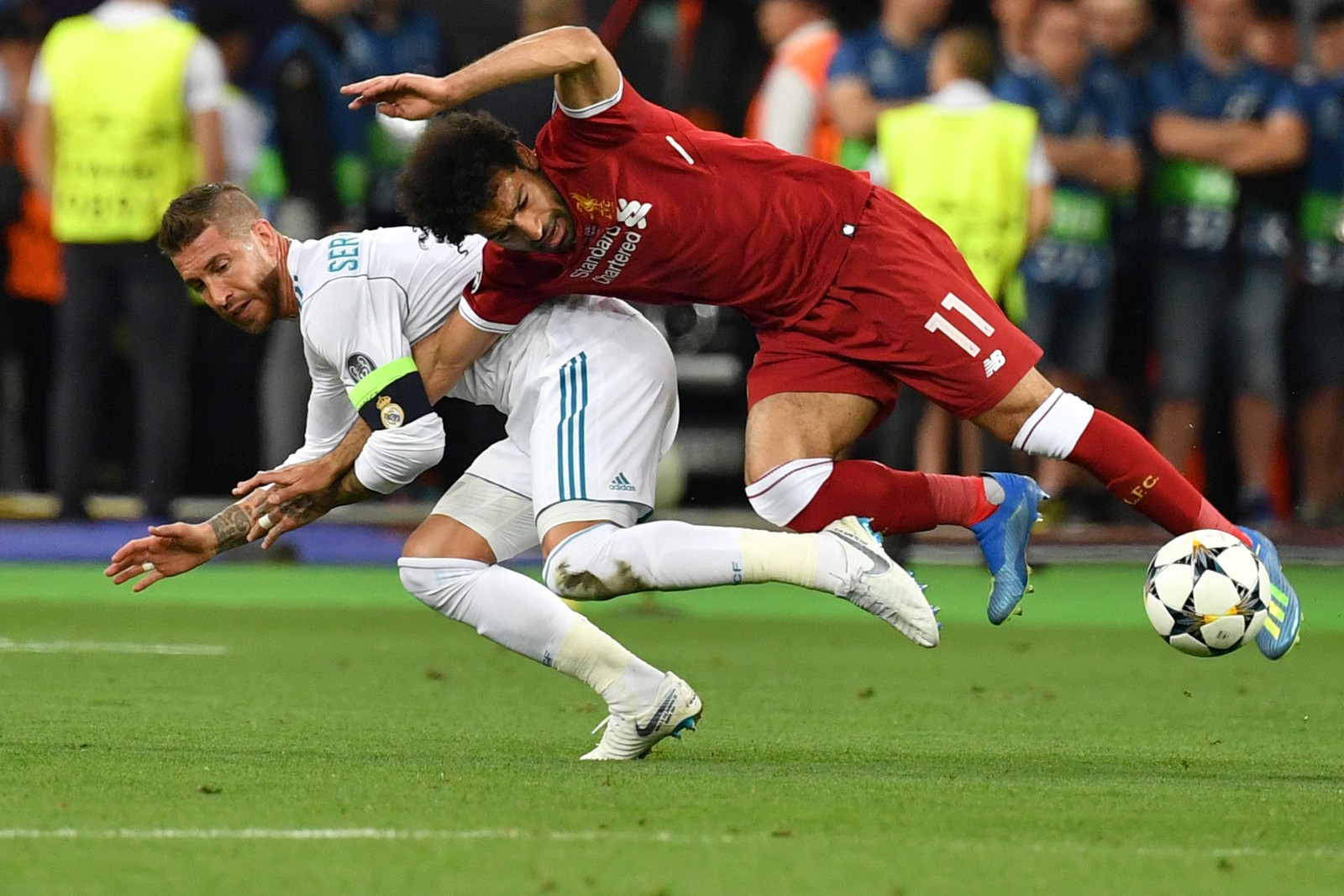 Envolvido no lance que originou a lesão no ombro de Salah, o zagueiro Sergio Ramos usou as redes sociais para desejar boa recuperação ao atacante