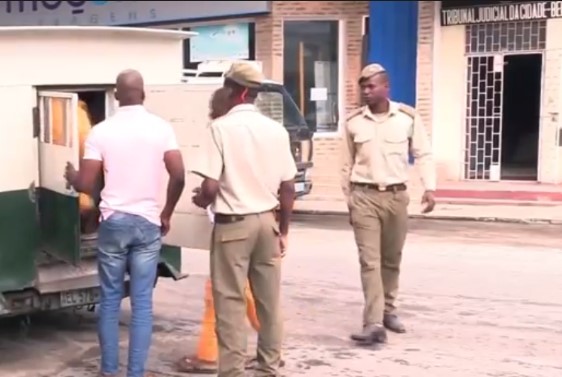 guardas de uma prisão em Maputo protagonizaram actos de violência sexual contra reclusas durante uma revista à ala feminina do estabelecimento.