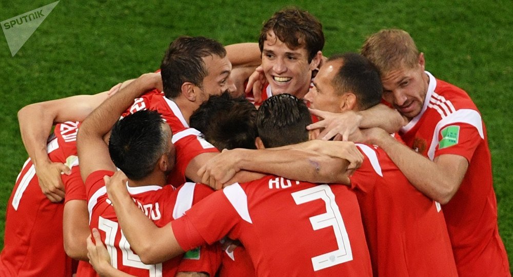 A Rússia virtualmente garantiu a sua vaga nos oitavos de final do Campeonato do Mundo de futebol que está a organizar com uma vitória de 3 a 1 sobre o Egipto
