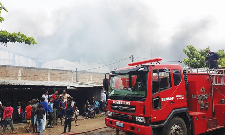 A viatura dos bombeiros embateu contra uma residência, esta segunda-feira, na Beira, ao tentar evitar um embate frontal contra um transporte semi-colectivo de passageiros