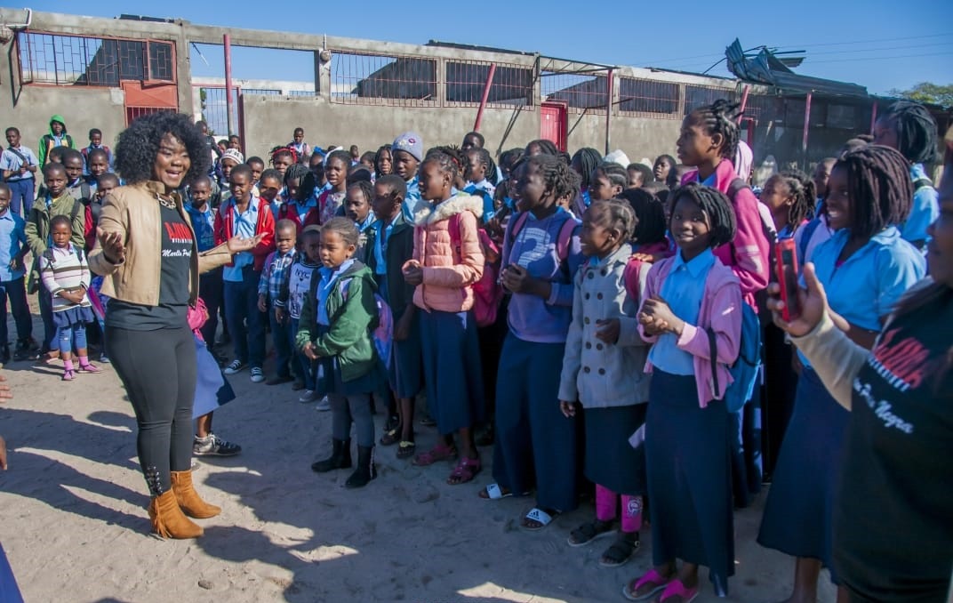 A cantora Marllen deverá  em breve apoiar a reabilitação  da Escola Primária de Chibutuine, na Manhiça, destruída parcialmente por um vendaval ocorrido em 2016