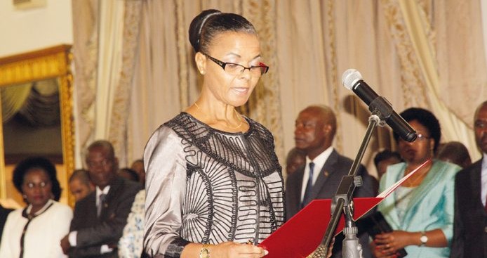 No dia 27 de Julho, sexta-feira, Manuela Ribeiro, vice-ministra dos Transportes e Comunicações, tomou posse, em cerimónia clandestina, como governadora da província de Sofala