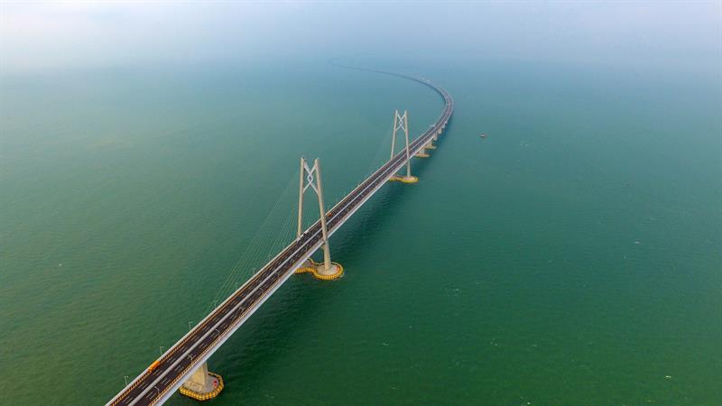 A China inaugurou a maior ponte e túnel marítimos do mundo nesta terça-feira, conectando o centro financeiro de Hong Kong e o polo de jogos de azar de Macau