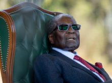 O ex-presidente do Zimbabwe, Robert Mugabe, encontra-se em Singapura para tratamento médico e já não consegue andar devido a problemas de saúde e à sua idade