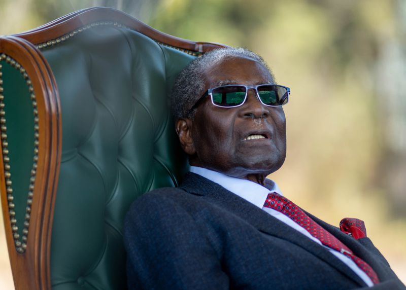 Robert Mugabe já não consegue andar devido a problemas de saúde