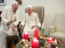 Bento XVI recebeu em sua residência, nos Jardins Vaticanos, a visita do Papa Francisco para os votos de Feliz Natal.