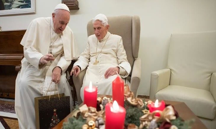 Papa Francisco visita Bento XVI para as felicitações de Natal