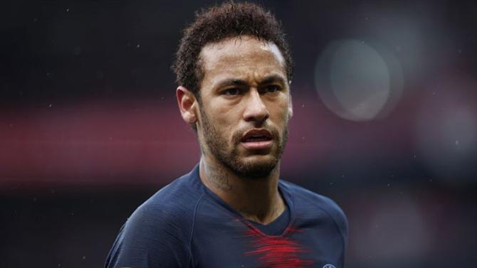 Neymar deixou claro a Leonardo que quer sair  do Paris Saint-Germain