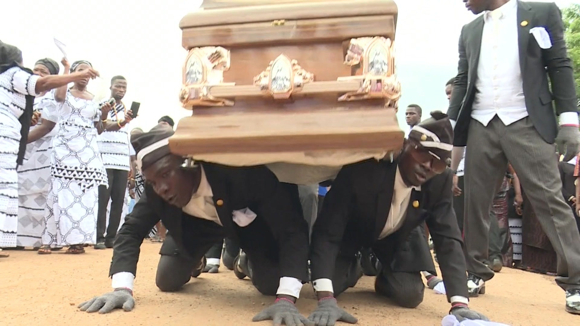 Os carregadores de caixão dançarinos que animam funerais em Gana