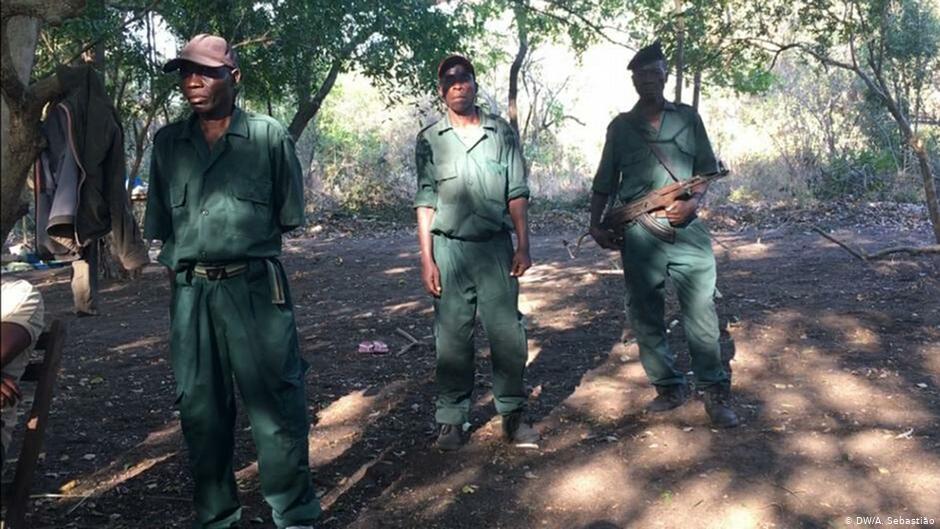 Onde Afonso Dhlakama saiu ileso de uma emboscada: Homens armados atacam camiões fazem cinco feridos