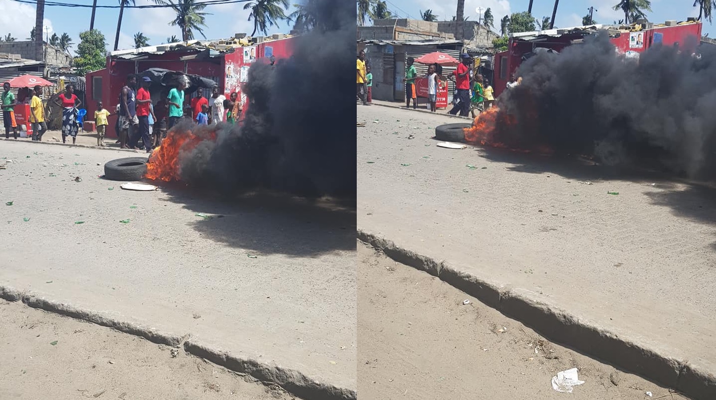 Cidadãos do bairro da Munhava montam barricadas de pneus com fogo