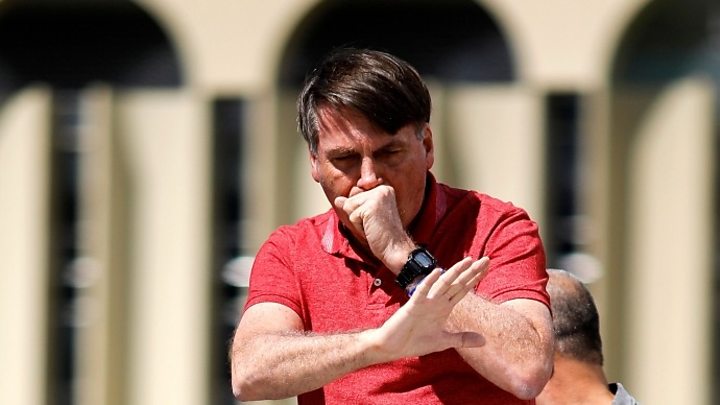 Presidente brasileiro Jair Bolsonaro com sintomas da COVID-19