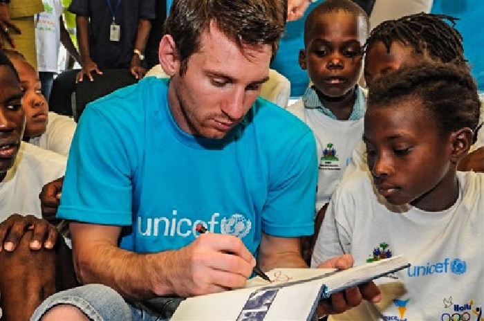 Lionel Messi ajuda crianças em Moçambique