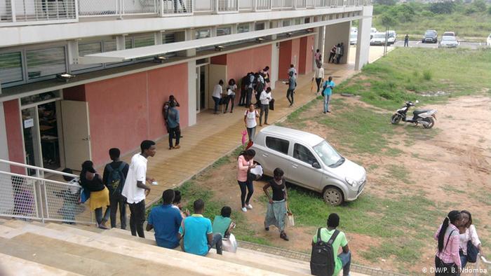 Coronavírus: Estudantes decidem tossir para forçarem termino das aulas.⠀⠀