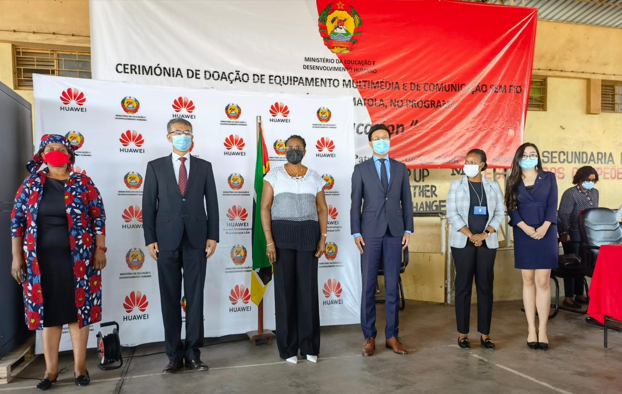 Huawei  entrega equipamento de TIC’s a Escola Secundaria da Matola