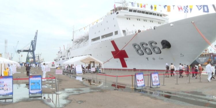 Navio Hospitalar Chinês da marinha de guerra visita Moçambique para assistência Médica