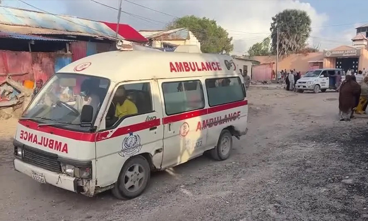 Explosão de homem-bomba mata 32 pessoas na somália